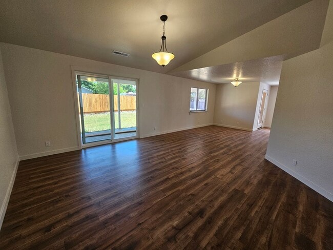 Building Photo - Beautiful House with Spacious Kitchen