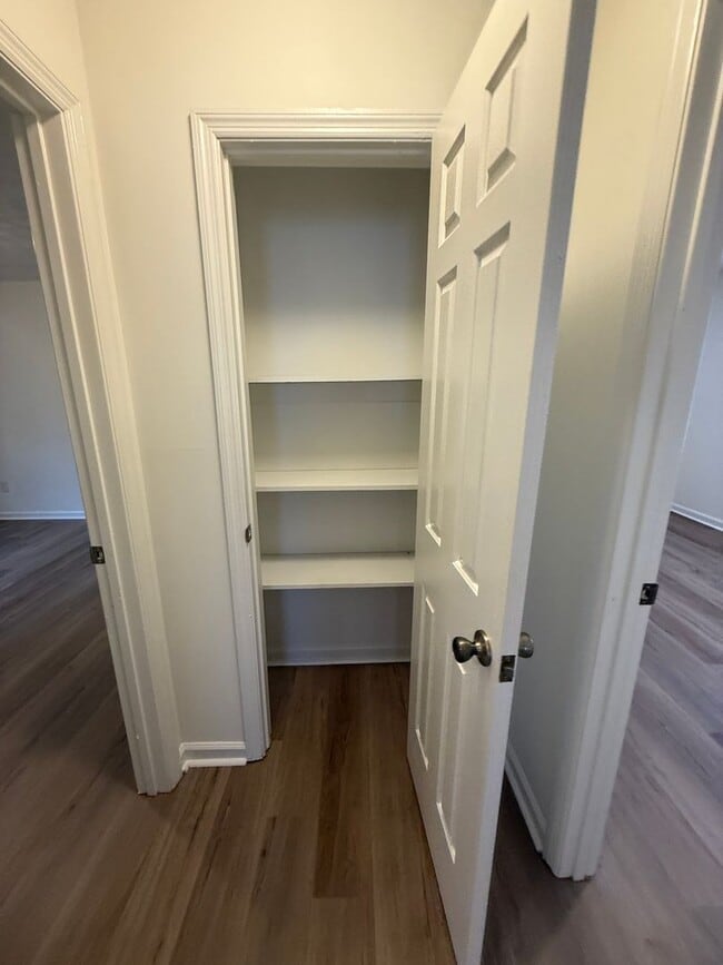 Building Photo - 110 Lake Pl