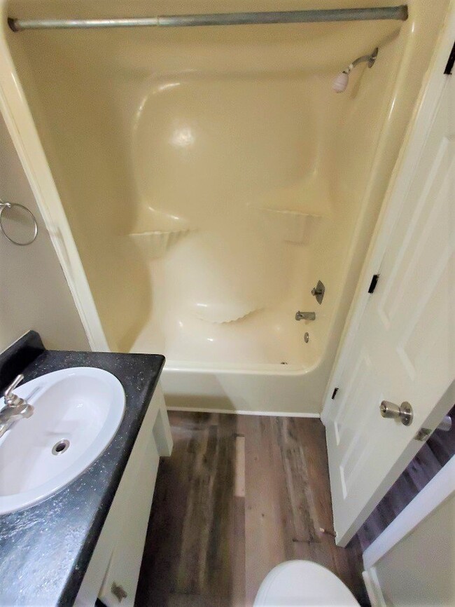 Building Photo - Spacious 3BR/2.5BA Townhouse in The Maples...