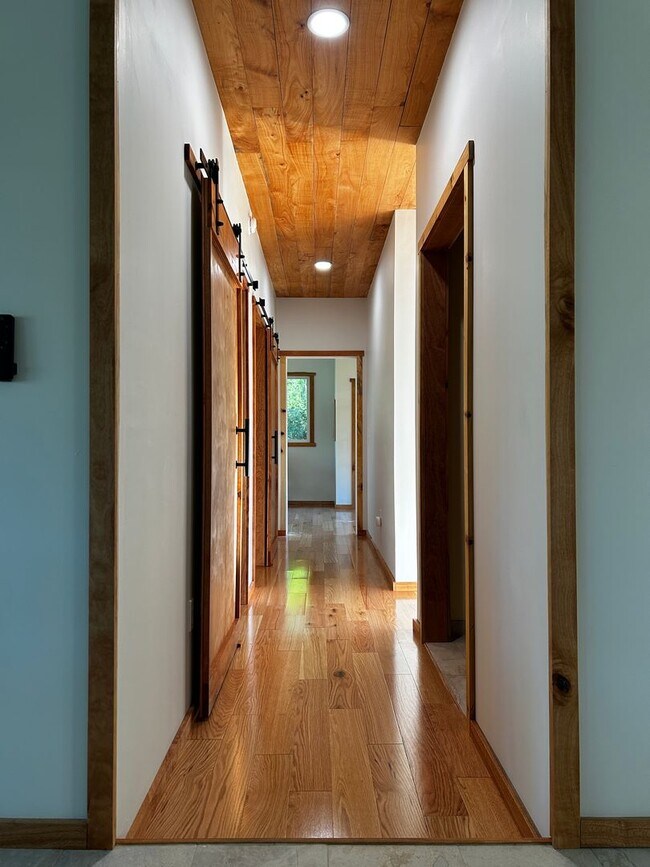 Building Photo - Brand New Luxury Furnished 3 bed 2 bath Ho...