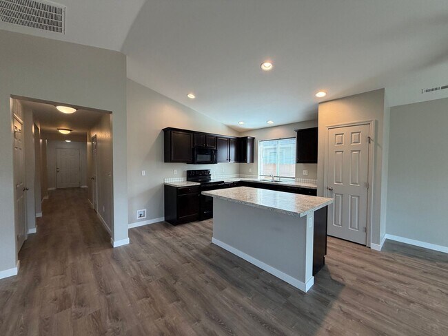 Building Photo - Beautiful 3 bed 2 bath home with flex room in Nampa just off Ustic and Middleton