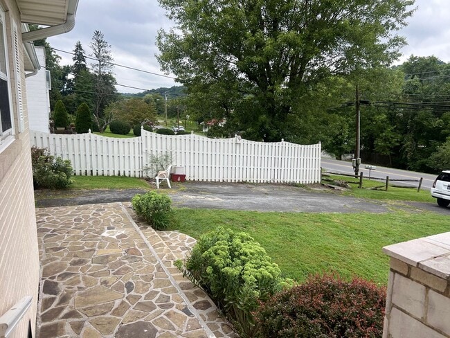 Building Photo - One Level Home! 3or 4 bedroom 1 bath with extra-large den, garage and extra storage on almost an ...