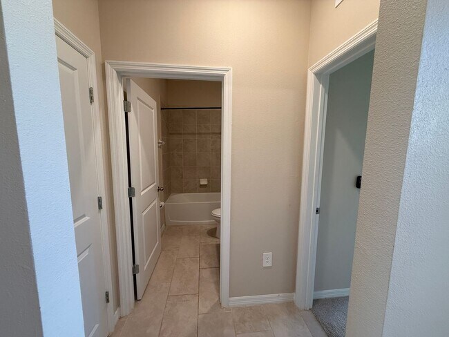 Building Photo - 3 Bedroom 2.5 Bath Single Family Home Prom...