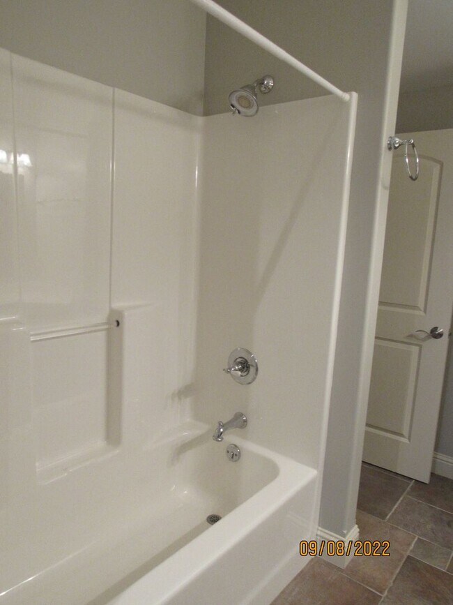 Building Photo - 4 bedroom duplex in Camdenton