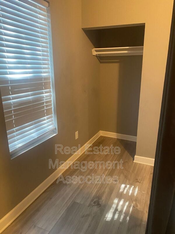 Building Photo - 609 N Hill St