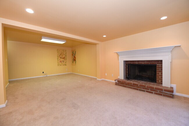 Building Photo - Gorgeous 4 BR 2+2 Baths Colonial - Finished Walk-Out Basement and Car Garage