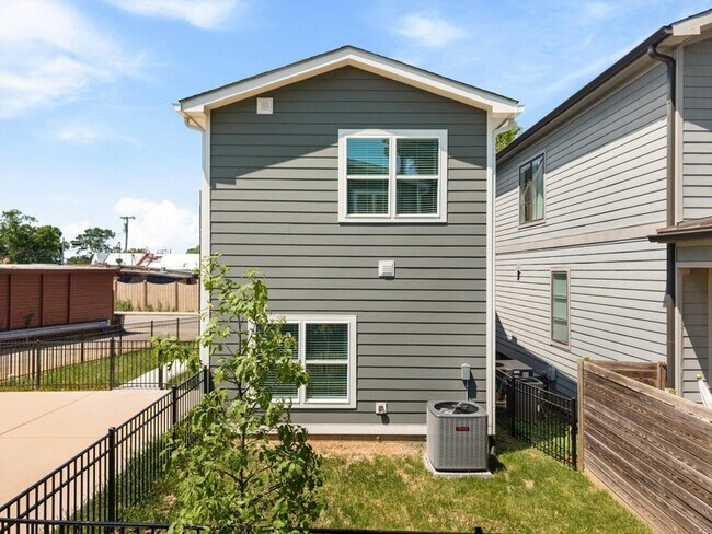 Building Photo - 1802 10th Ave N
