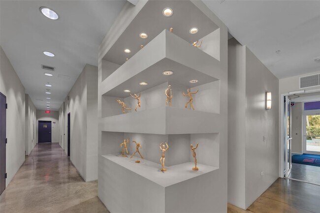 Building Photo - 313 NE 2nd St