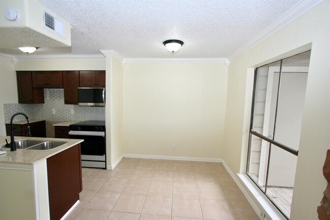 Building Photo - 17331 Red Oak Dr