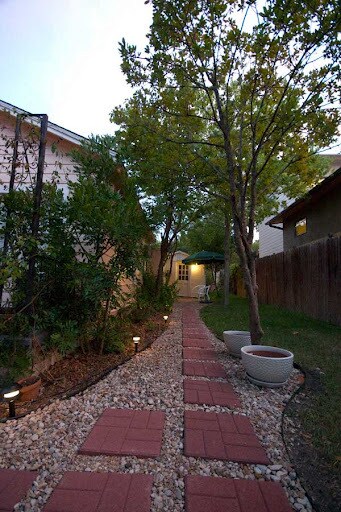 Building Photo - 709 W Live Oak St