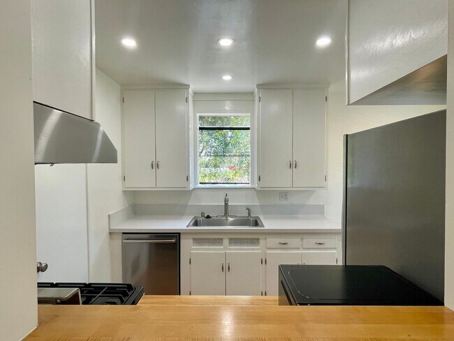 Building Photo - 3227 Bennett Dr