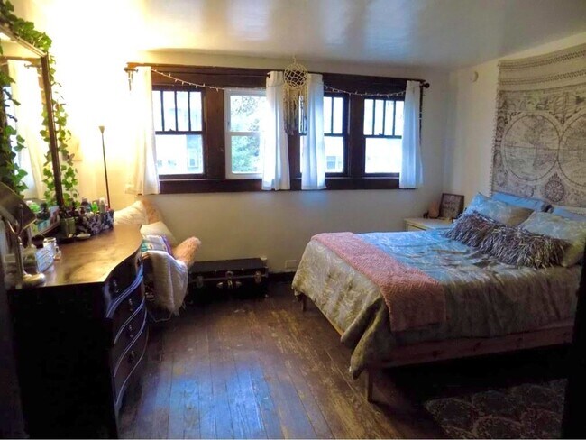 Building Photo - 5 bedroom, 2 bath Home: Available July 2026!