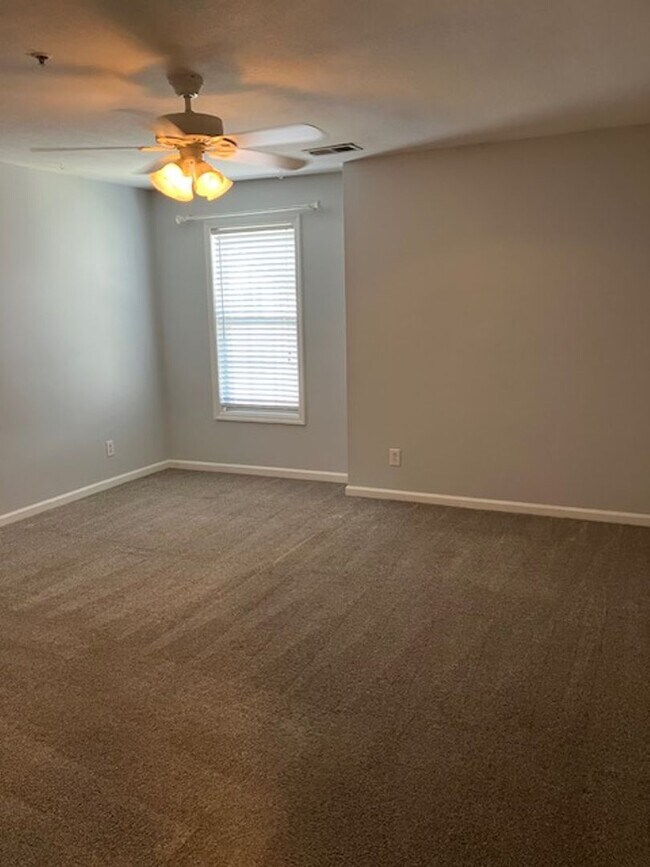Building Photo - 904 Litchfield Way