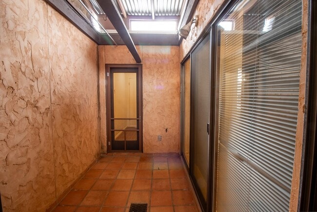 Building Photo - 1127 Lois St