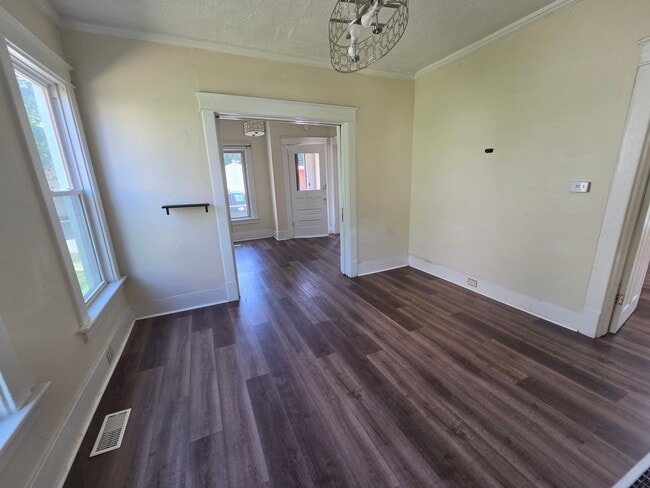 Building Photo - Lower 3 bedroom unit