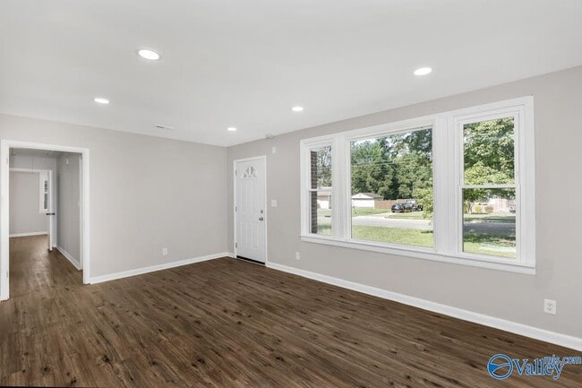 Building Photo - 4304 Lakeview Dr NW