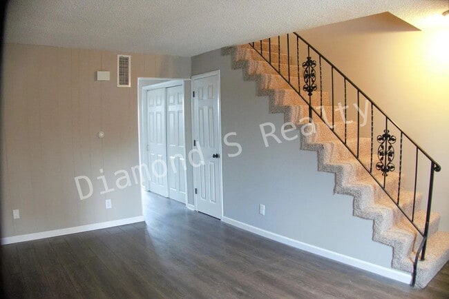 Building Photo - 2 Bedroom Townhome Unit Available - South ...