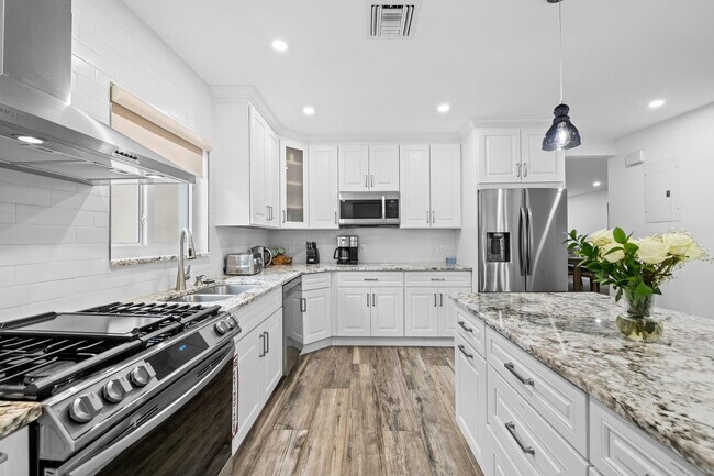 Building Photo - 1300 SW 17th St