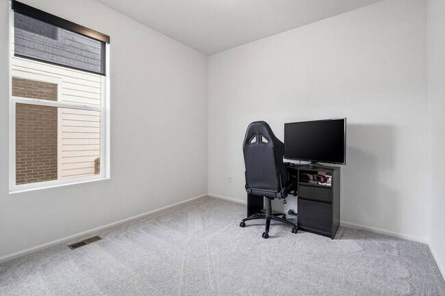 Building Photo - Modern Home in Brighton!