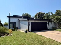 Building Photo - Contemporary 2 bedroom, 2.5 bath home in the heart of Route 66.
