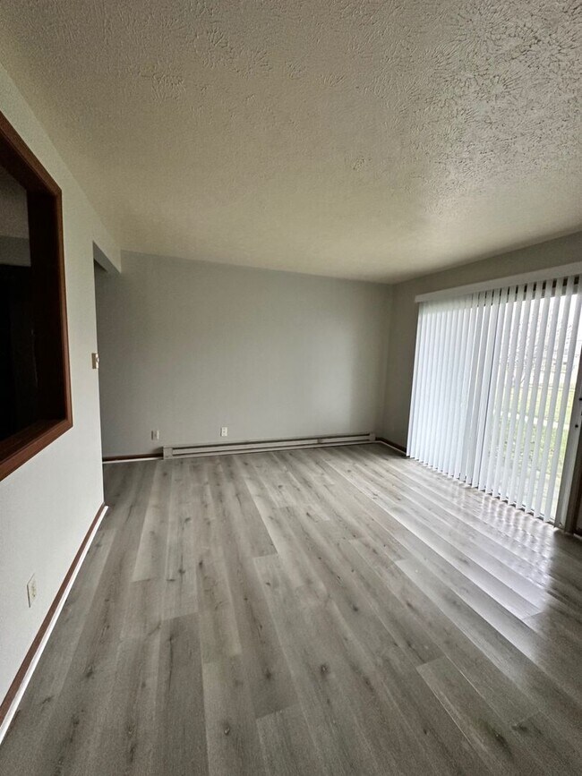 Building Photo - Comfort Meets Convenience in Woodburn
