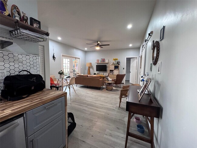 Building Photo - 1417 Avon Ln