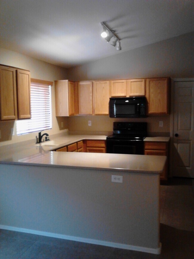 Building Photo - AVAILABLE NOW!!!