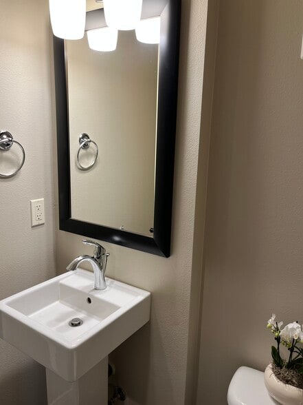 Guest bathroom 2nd floor - 14260 SW Compass Dr