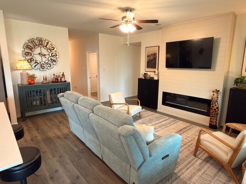 Building Photo - 403 Silverbirch Dr