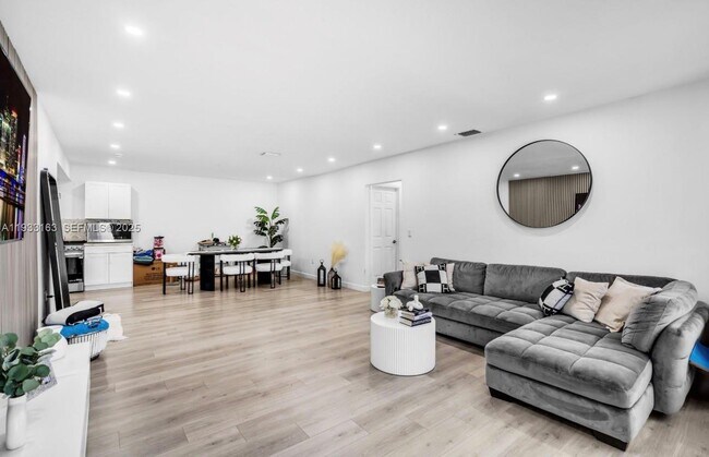 Building Photo - 1735 NE 147th St