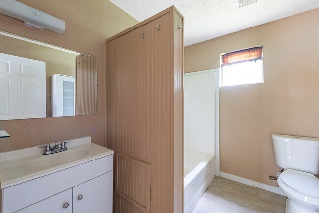Building Photo - 202 Norview Dr
