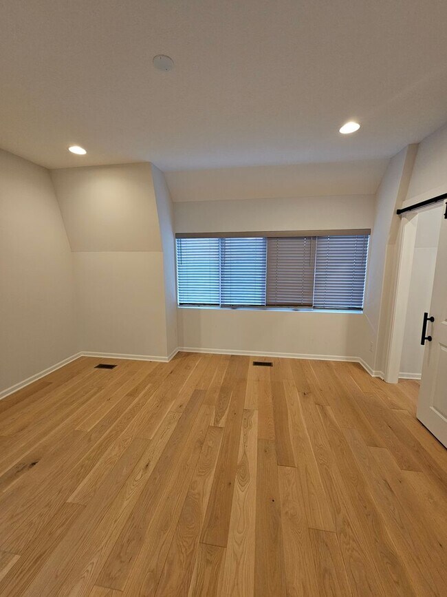 Building Photo - 31 Ashbourne Dr