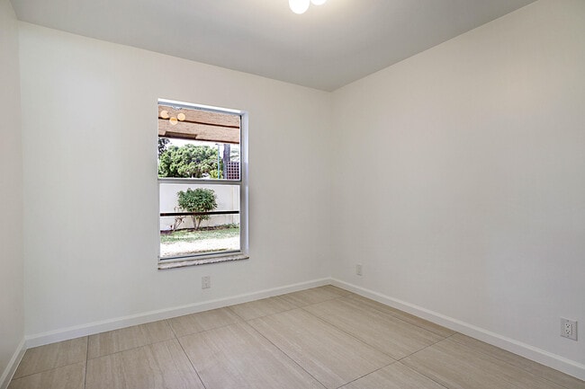 Building Photo - 320 NE 42nd St