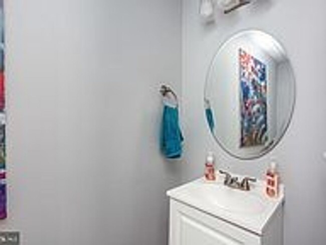 Building Photo - Gorgeously Renovated Upper Fells Point 2bd...