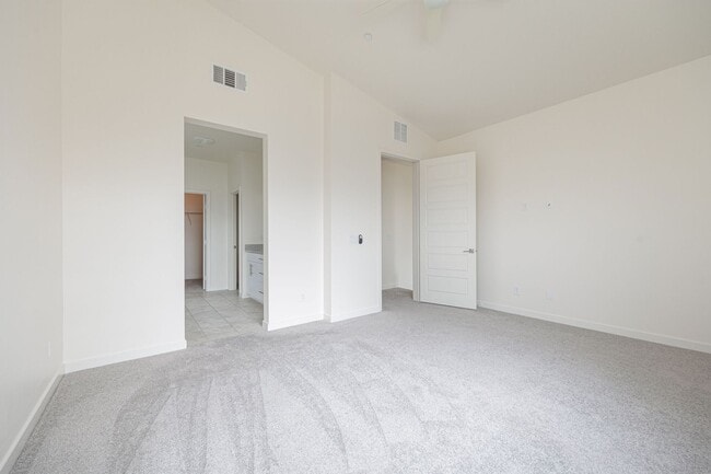 Building Photo - Beautifully Updated 3-Bedroom Detached hom...