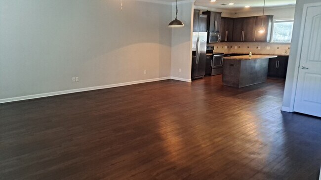 Building Photo - Spacious 3 Bed 2.5 Bath Townhome