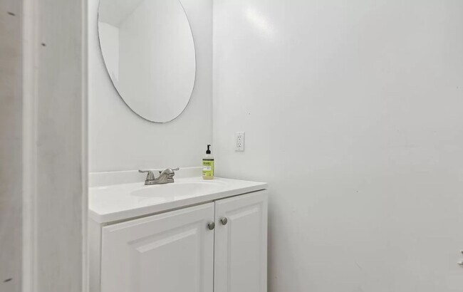 Building Photo - Stunning 6-Bedroom Townhome Near Temple University! Available August 2026!