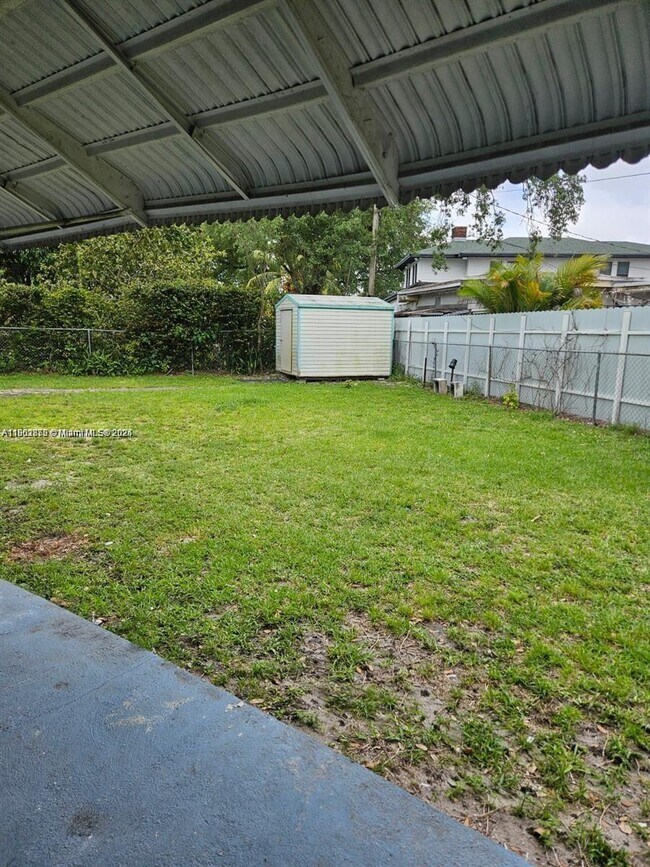 Building Photo - 106 SE 4th Ave