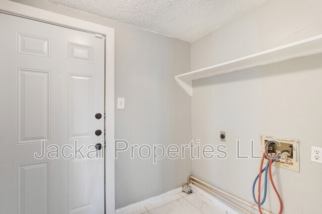 Building Photo - 929 Rice St