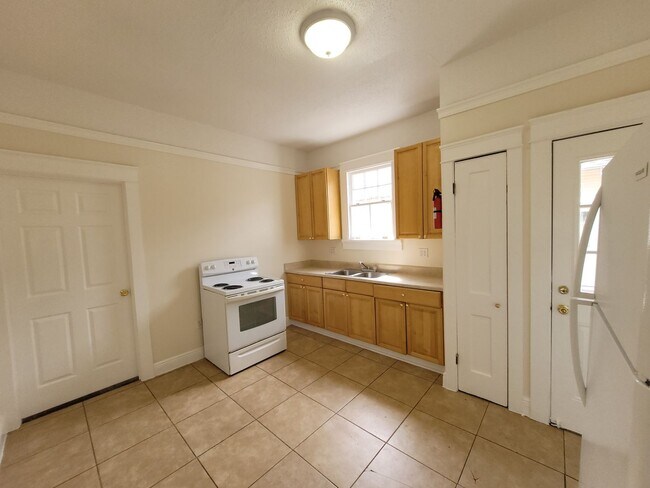 Building Photo - 3 Bedroom Apt. steps from Xavier University New Orleans