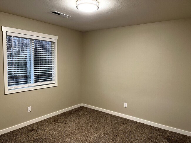 Building Photo - Newley updated 3-bedroom home features fen...