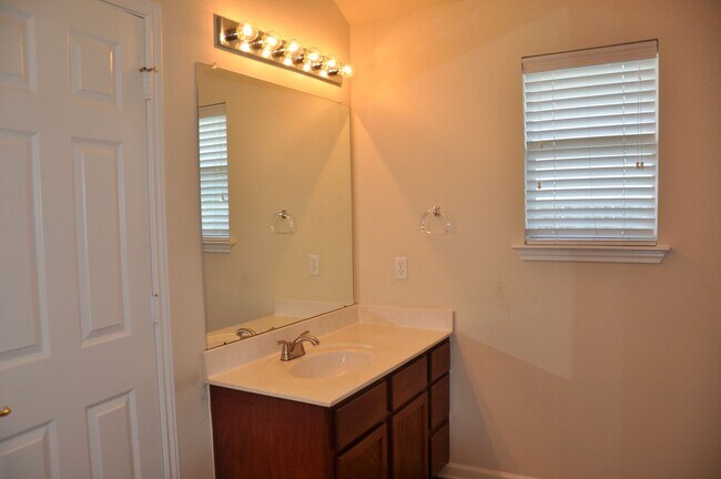 Building Photo - 3 Bedroom 2 Bath with Study in Kyle