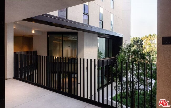 Building Photo - 3004 Sunset Blvd