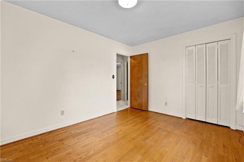 Building Photo - 2313 Lloyd Dr