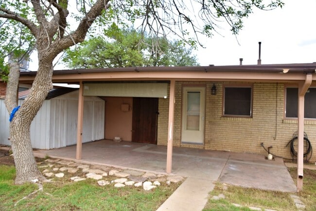 Building Photo - 1205 Royalty Ave