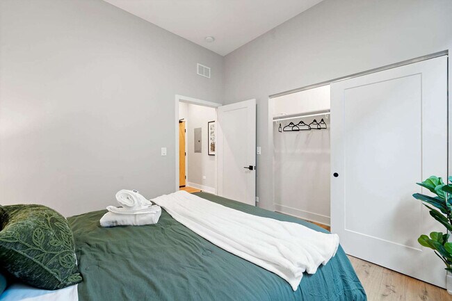 Building Photo - 6044 N Winthrop Ave