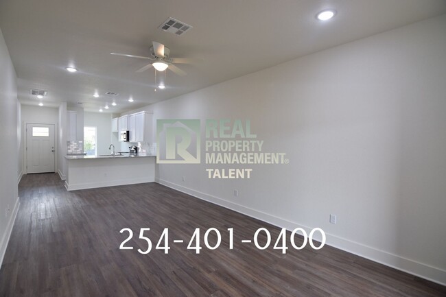 Building Photo - DISCOUNT RENT!!! Bedroom, 2.5 Bath/.5bath ...