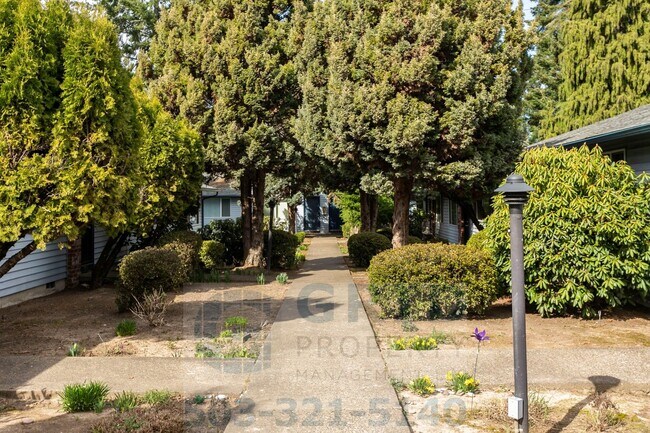 Building Photo - 2 Bedroom Apartment Available w/ Private Yard Space!