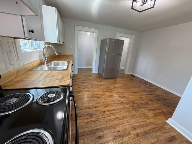 Building Photo - 1514 Jourolman Ave