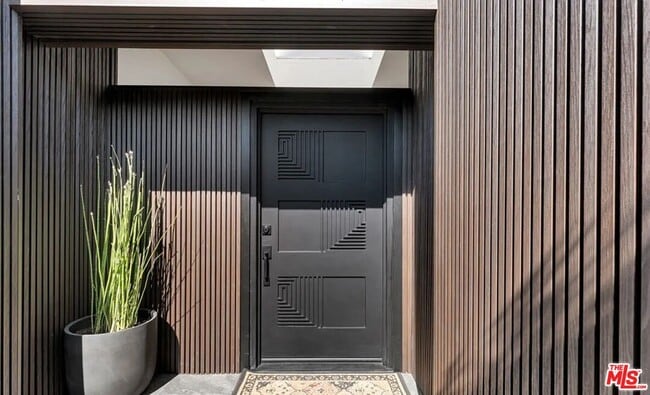 Building Photo - 418 N Bowling Green Way